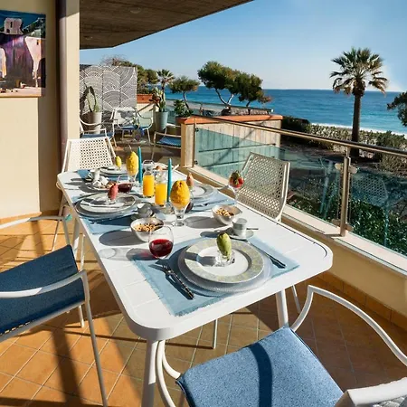 Luxury Beachfront Apartment Taormina Pool And Parking Exterior photo
