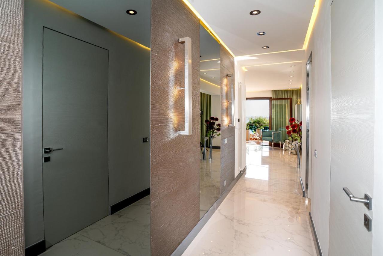Luxury Beachfront Pool And Parking Apartment *