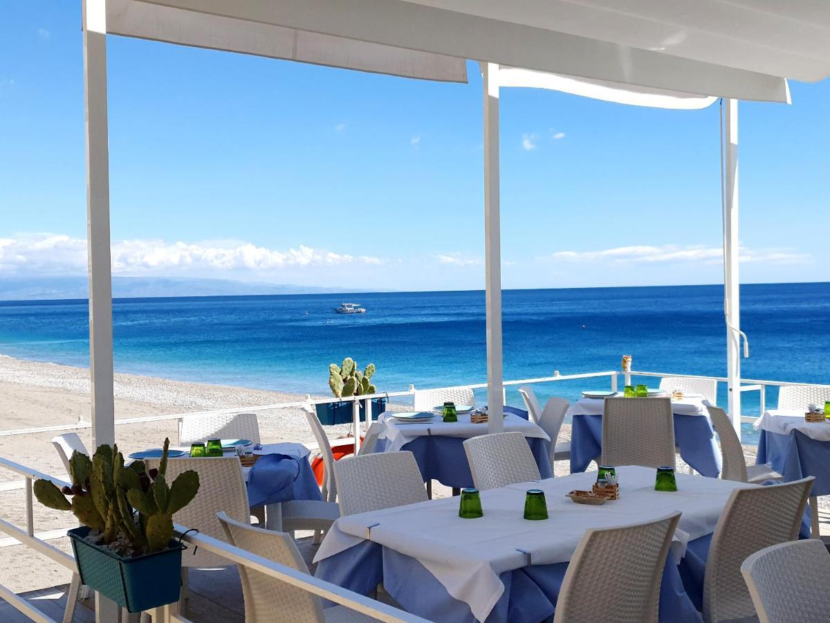 Luxury Beachfront Pool And Parking Apartment *