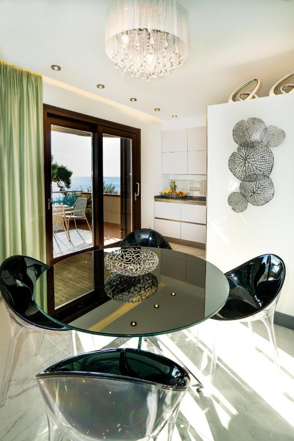 Luxury Beachfront Pool And Parking Apartment Taormina