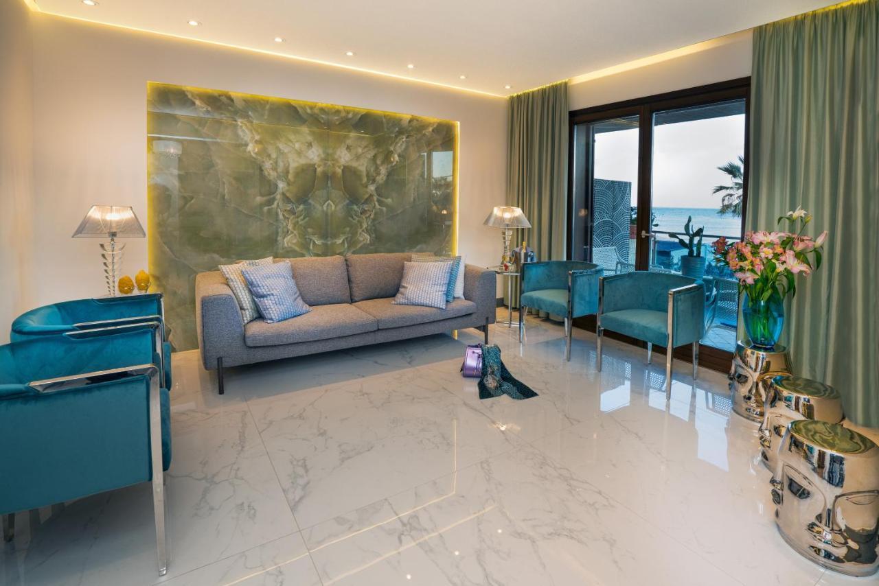 Luxury Beachfront Pool And Parking Apartment Taormina