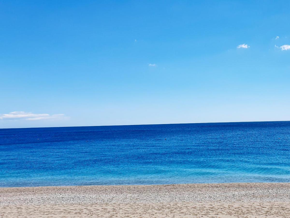 Luxury Beachfront Pool And Parking Appartement